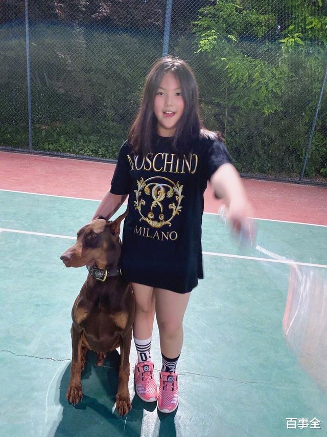 「王诗龄」李湘晒出女儿和丈夫近照,王诗龄胖出高度,王岳伦老成“爷爷”