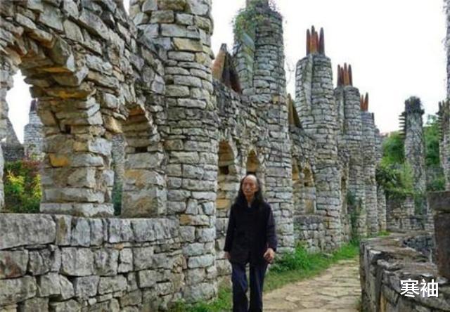 『贵州』他散尽300万深山20年自建“怪人石像”，出山后千金复来身价上亿