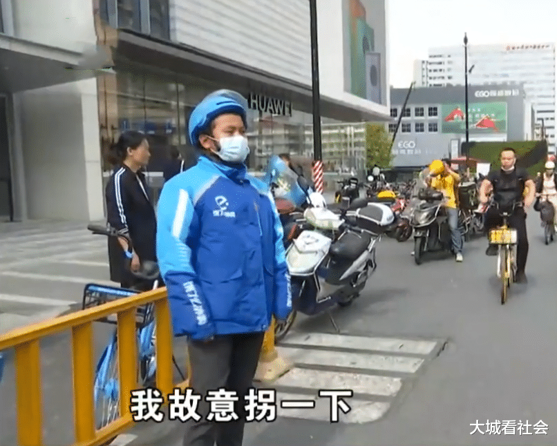 外卖员|男子骑着共享单车，被外卖车超车撞飞，外卖员：他拐下车头