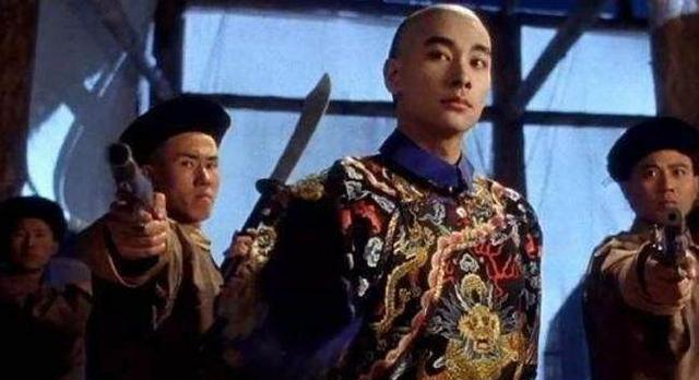 康熙@此官职仅三品,康熙靠他扳倒鳌拜,雍正靠他抢皇位,但是无人敢反