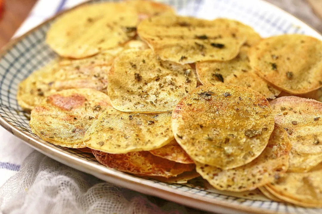 薯片|想减肥真难！7种看似不油的零食，却是脂肪大户