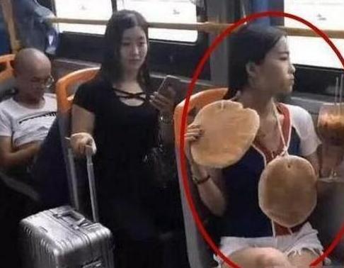 |“游泳的时候从水里捞的，不是蝌蚪，那它是什么呀？”哈哈哈~