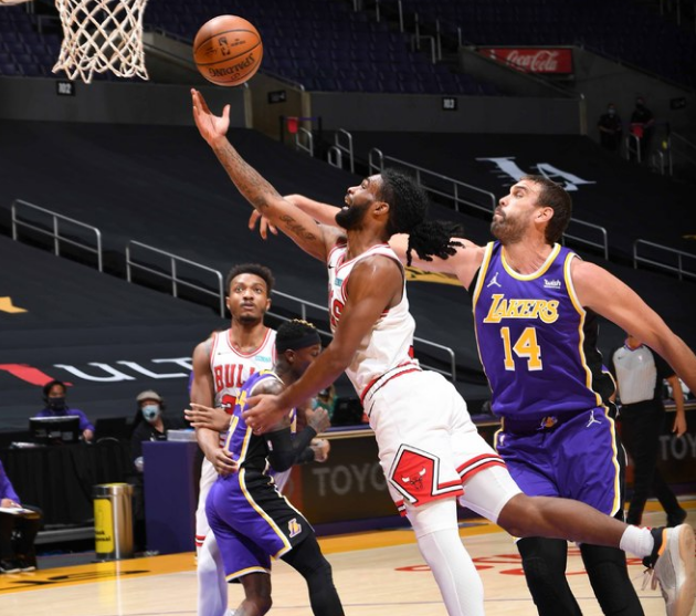 公牛队|一场险胜！詹姆斯28分，戴维斯不打，却让湖人明白一个道理