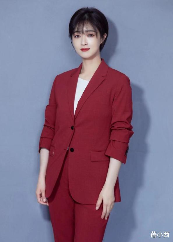 #西装#蒋欣只是剪了短发和空气刘海，感觉脸都变小了，穿红色西装更显瘦