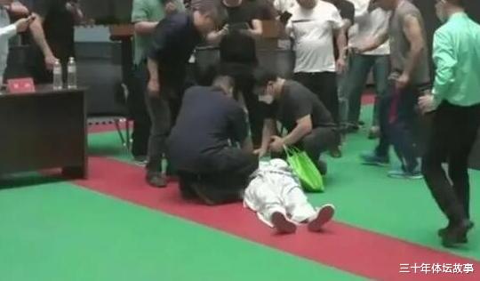 「马保国」太极宗师马保国入院：KO后浑身僵直倒地，主办方故意安排格斗冠军