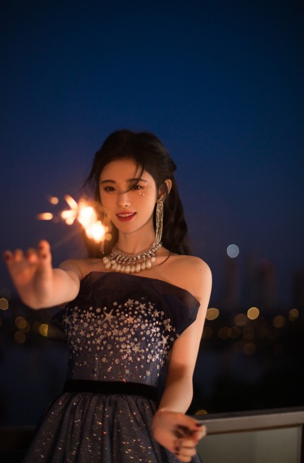 鞠婧祎|鞠婧祎蓝色星钻抹胸纱裙，首唱《芙蓉》新歌首秀