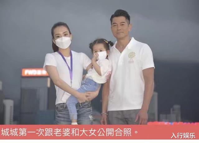 郭富城▲郭富城一家三口首次亮相，女儿美人眼很漂亮，城城忍不住亲吻额头