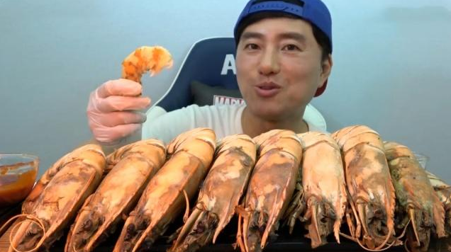 |大胃王吃15只“基围虾”，比手臂还粗，掰开后，网友：当我们瞎？