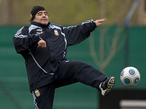 欧美明星|60岁马拉多纳近照曝光，瘦了一圈！切胃减重超100斤，换了张脸