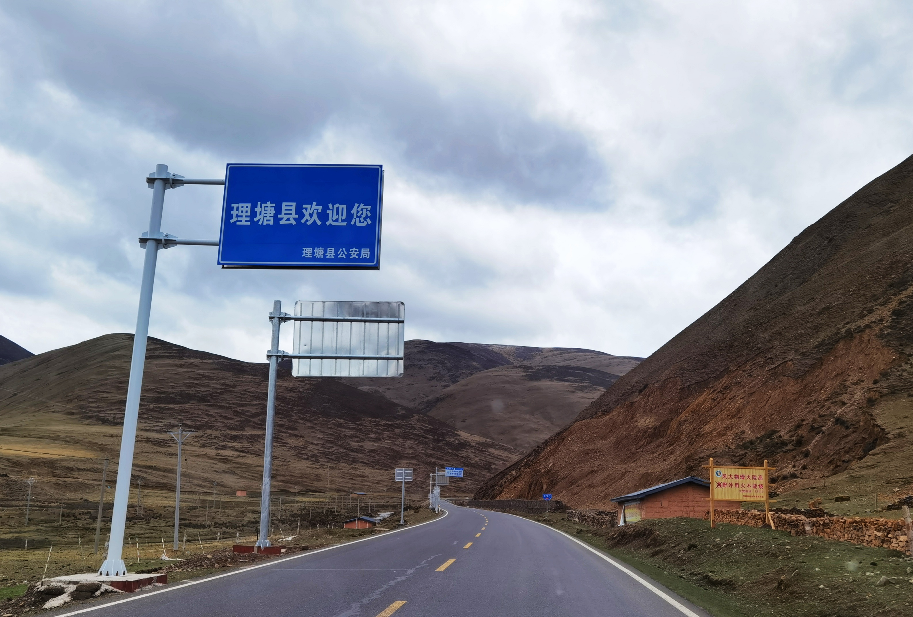 自驾|自驾川藏318线泸定至巴塘，路上不要吃饱，隧道取代了垭口