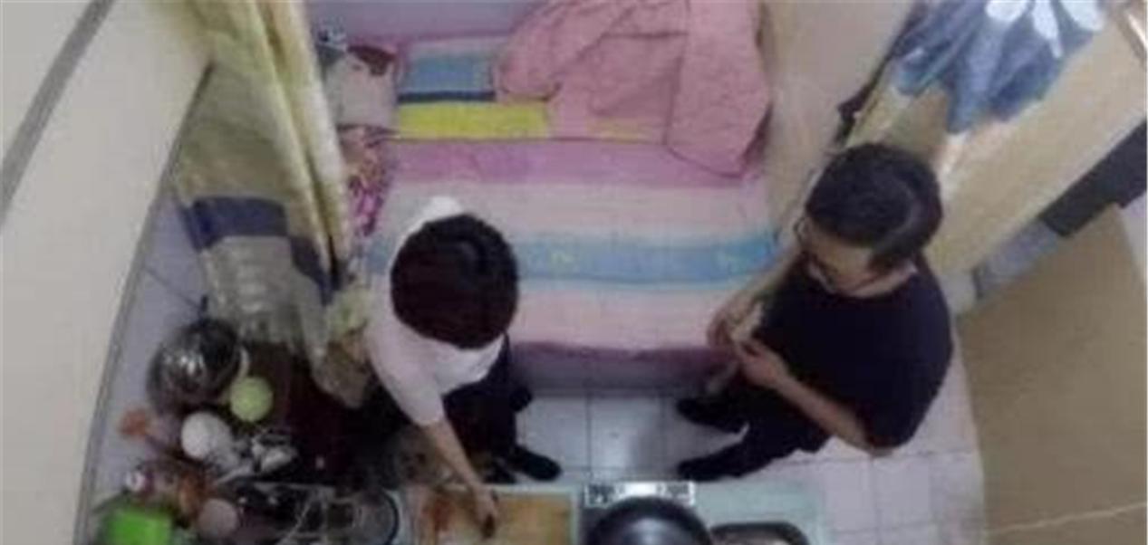 ▲父母住24平房里，厨房当卧室，还生了二胎，网友：真有勇气