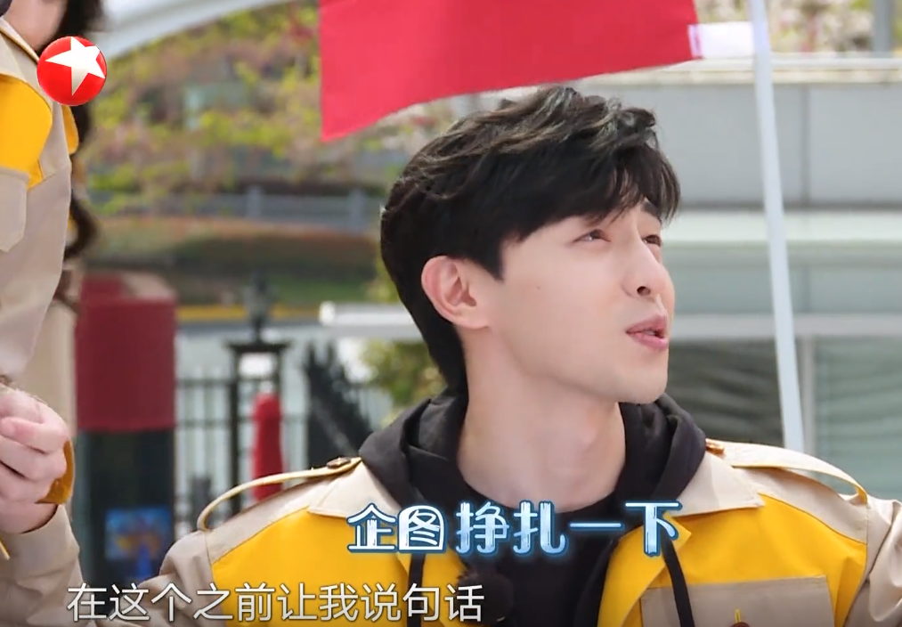 邓伦:邓伦和《极限挑战》签署霸王条款?电梯被套走事件引热议