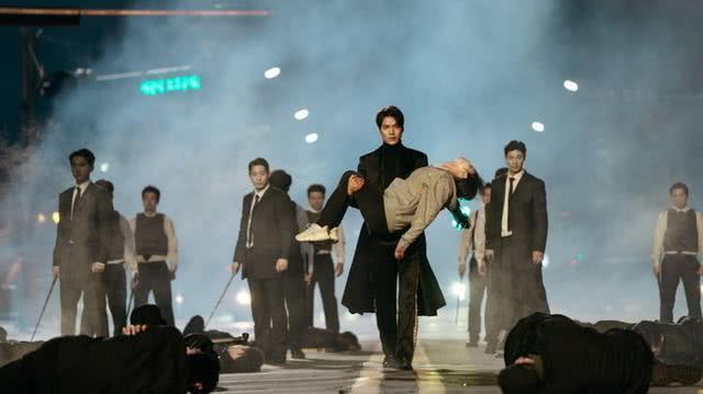 『明星素颜』李敏镐新剧杀青！大合影“君主夫妇”最后大合照，李敏镐变铁憨憨