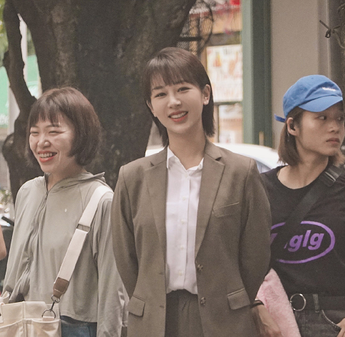 杨紫|杨紫拍戏站大街上补妆,看清身边化妆师,曝光杨紫近期状态