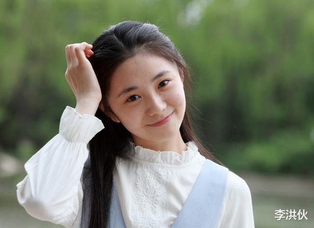 张艺谋|00后谋女郎未出道接三部大片，还搭档易烊千玺，导演坦言她没背景
