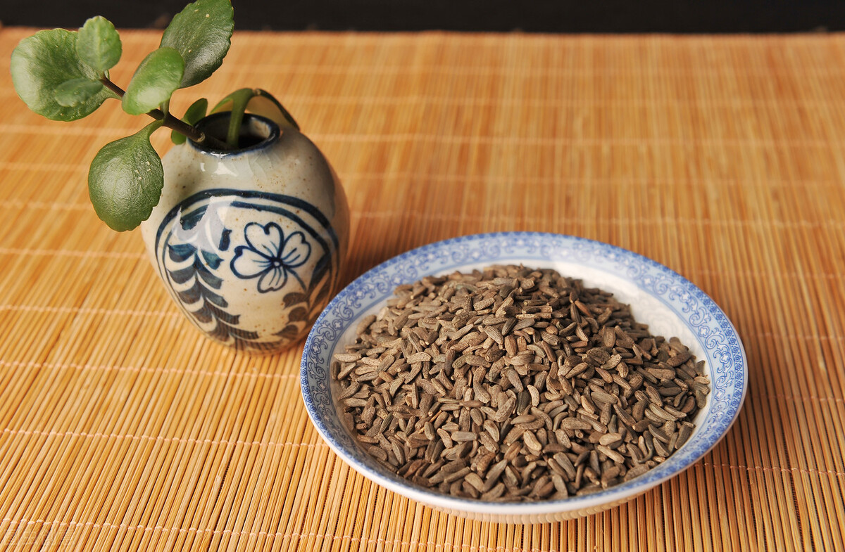 牛蒡子:上火,感冒引起的咽喉肿痛很有效,还有通大便的作用