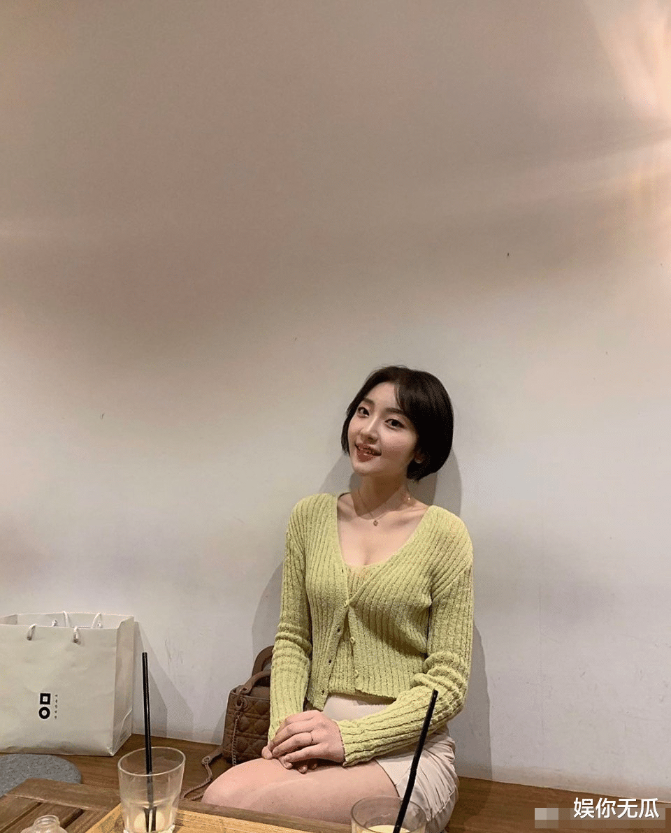 「短发」偶遇短发邻家小妹,时髦的打扮,让她笑起来更加的“可人”