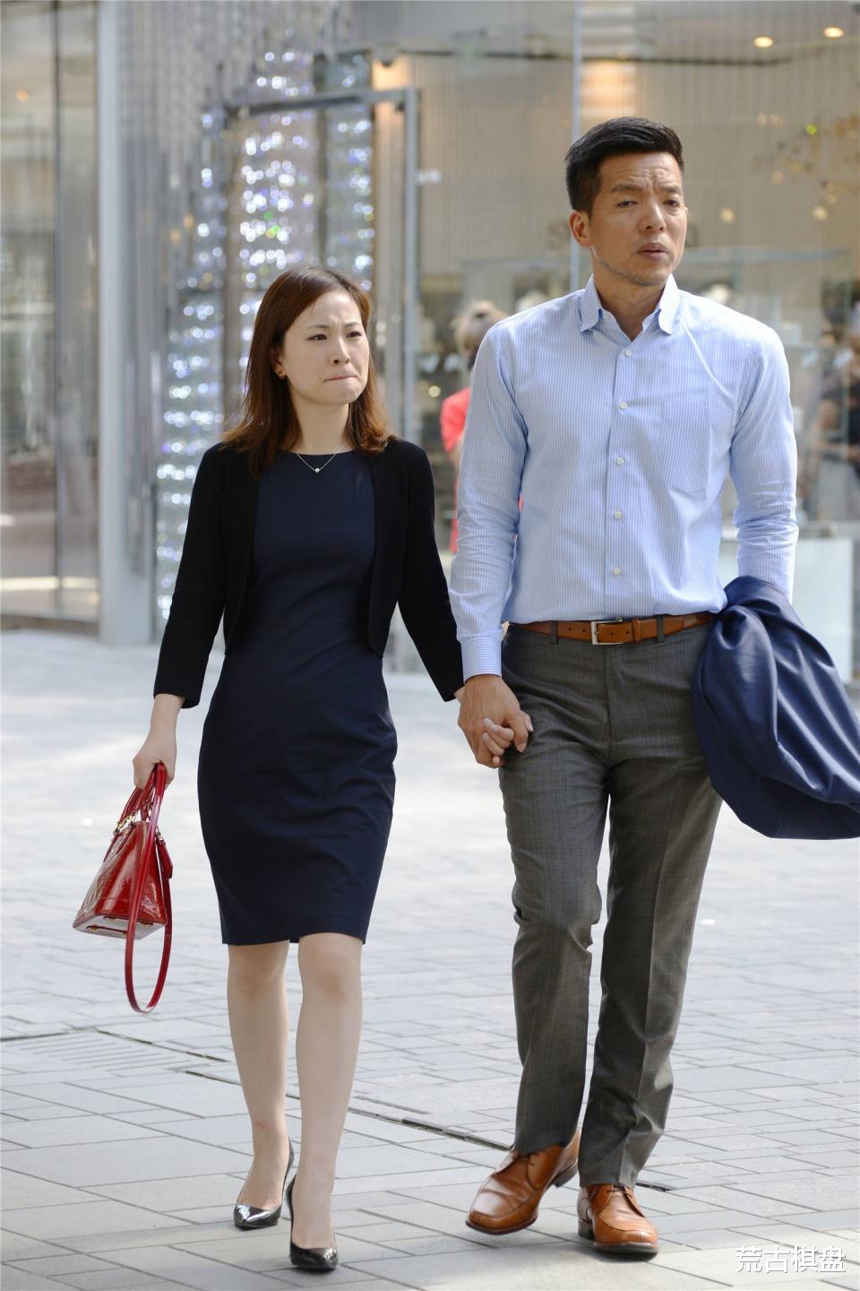 穿衣搭配|深蓝色连衣短裙，搭配10厘米尖头细跟鞋，有着职场范的穿搭