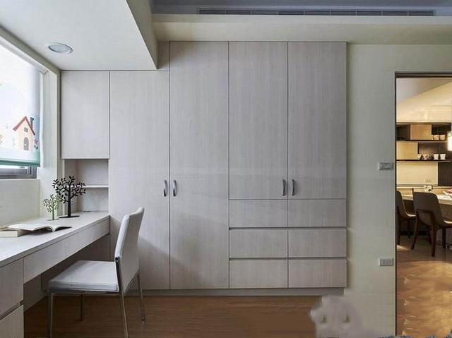 南京|衣柜还能这样设计?底部掏空塞个台面,一招解决床头柜堵衣柜问题