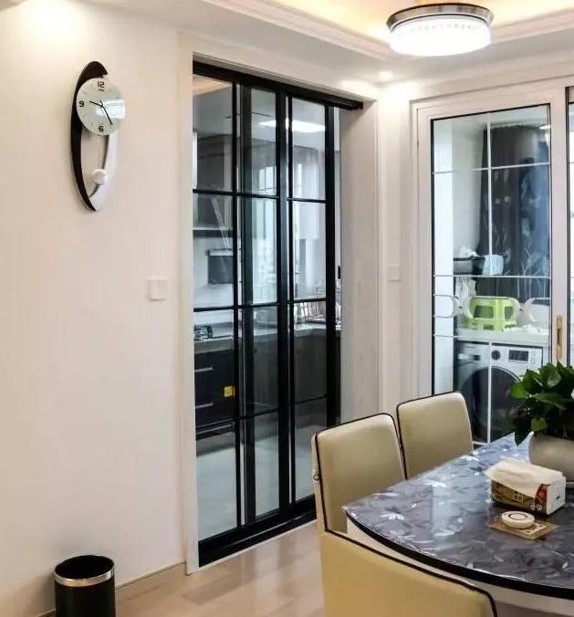 |老公硬把主卧做个“小改动”，打开柜门我愣了，这设计太用心了