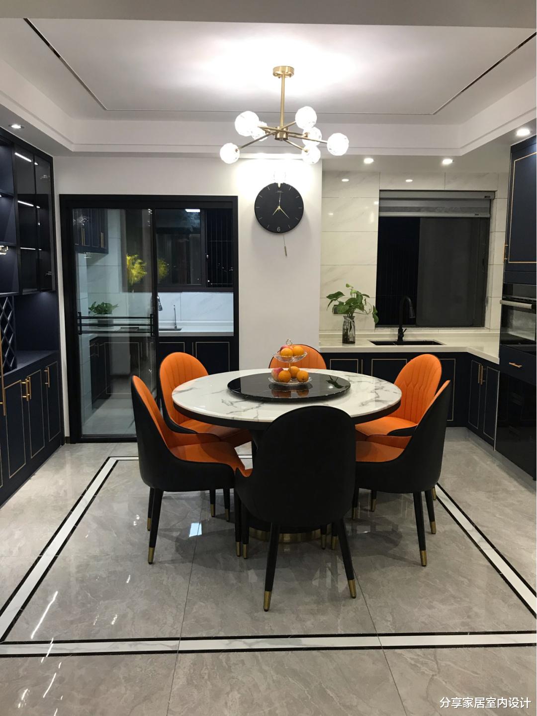 |她家装修轻奢风格，全屋花了40万，很漂亮，最满意飘窗改柜子！