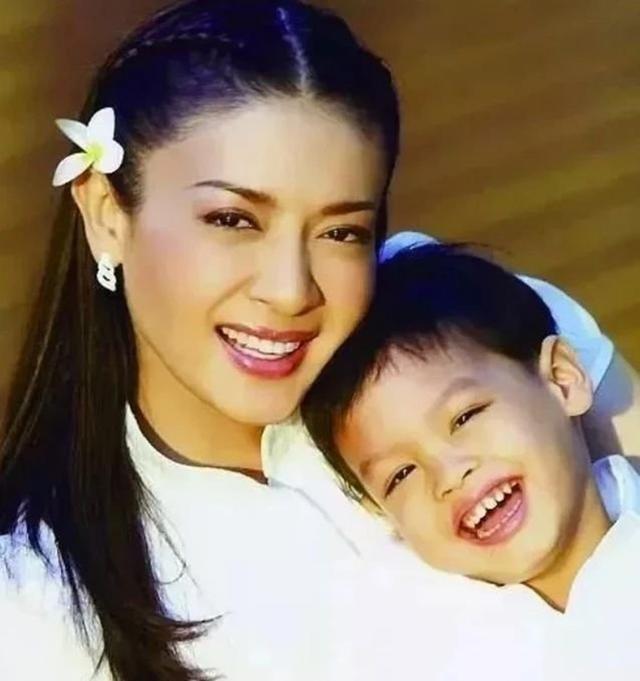 泰国▲泰国王后太难当！42岁苏提达见到丈夫跪着走，卑微讨好看得很心疼