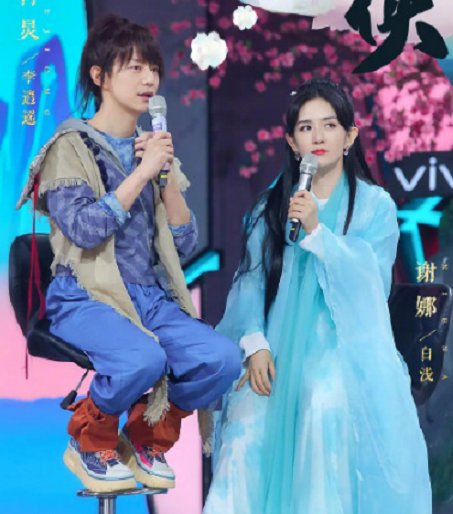 谢娜|谢娜快本尝试白浅造型，青衣飘飘小腹圆润，小动作再次被疑怀二胎