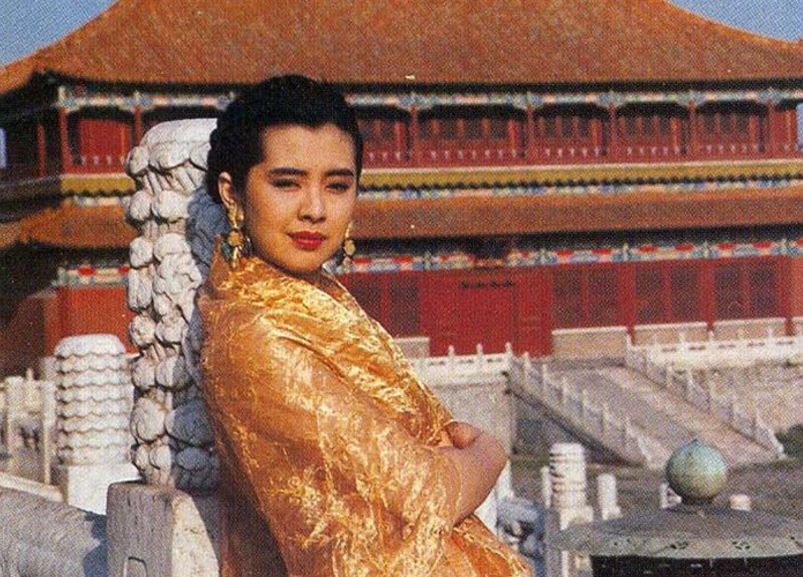 王祖賢30年前舊照被扒，以故宮為背景拍攝廣告，身後群演竟成巨星-圖4