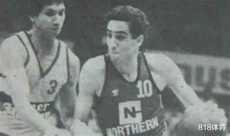 『胡卫东』58岁珍妮巴斯海边漫步风韵犹存!分手禅师单身4年,1人1狗让人唏嘘