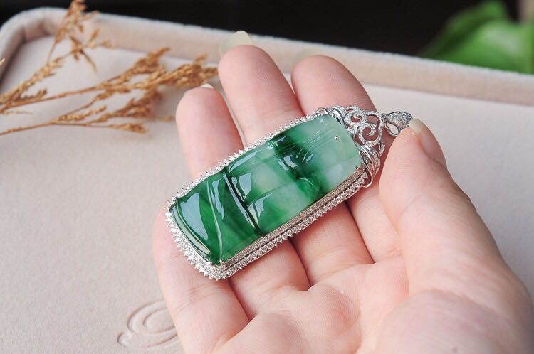 「」放地摊十年的翡翠原石无人顾问，夫妻当场血本买下，切开乐不思蜀