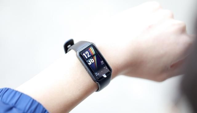 美团|大屏幕+十项运动全能+24小时心率检测,全面屏荣耀手环6使用体验