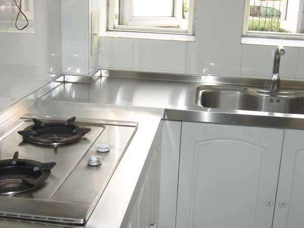 「」为什么石英石台面好看，但越来越多的人却选择冰冷的不锈钢台面？