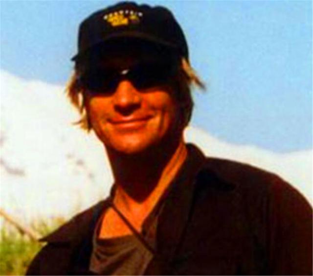 晓君侃史|国外“护熊奇人”宣称动物有人性,与女友护熊13年,双双被熊吃掉