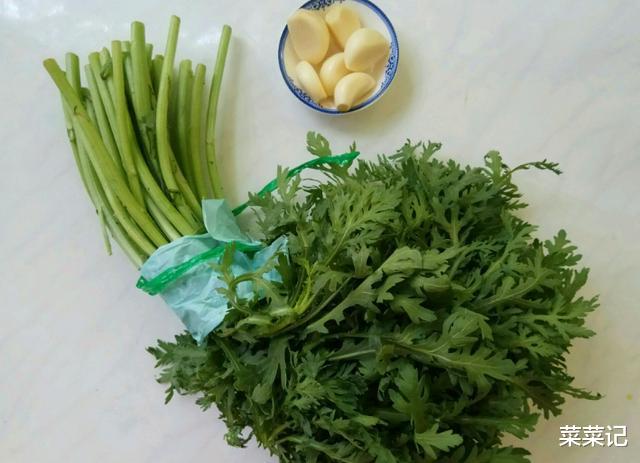 茼蒿|“它”是安眠菜，2块钱1斤，隔三差五吃一次，倒头就是一整夜
