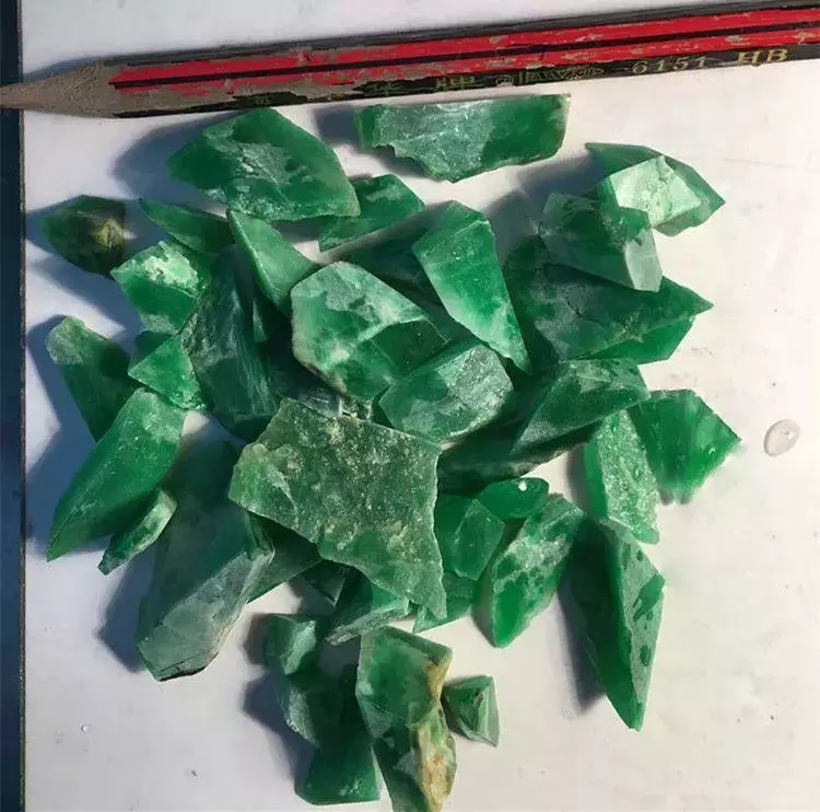 『文玩』百万买下的“帝王绿”翡翠原石,一刀下去内心忐忑不安!