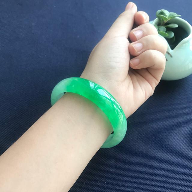 []败家男花38万买下一块全身蟒带绕身的石头，却一刀切出一片绿