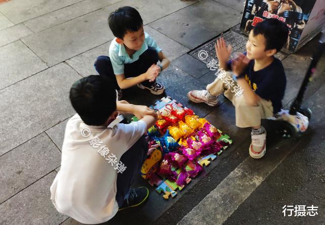 「长沙」长沙街头热闹的夜市，市民纷纷出来摆地摊，现场人山人海