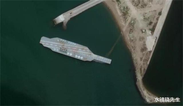 伊朗■超级航母突然现身海峡，上百伊朗战舰发起自杀冲锋，誓要一举击沉