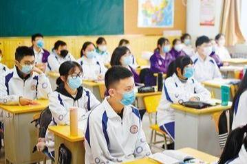 【】全国首例学生无症状感染，多地开学被紧急叫停，父母：还是别开学