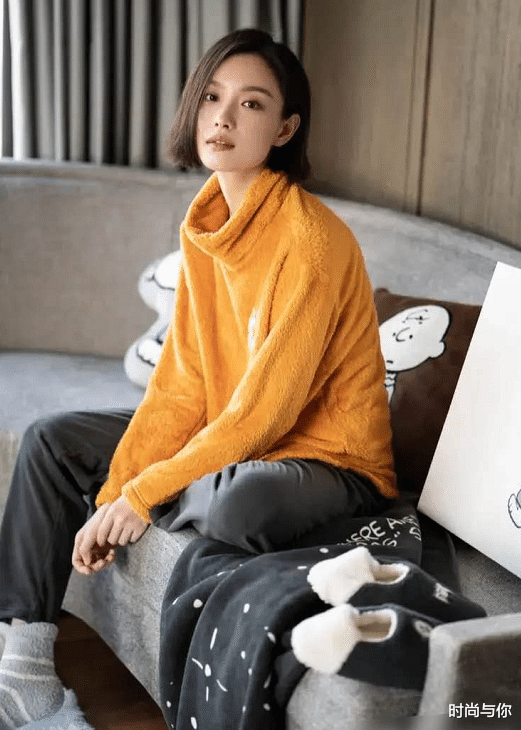 倪妮新拍的傢居服造型，穿橙色毛衣配灰色運動褲，造型休閑又慵懶-圖2