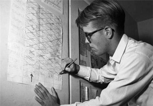 科学家|人能坚持多久不睡觉？17岁学生创下264小时纪录，后来他成了这样