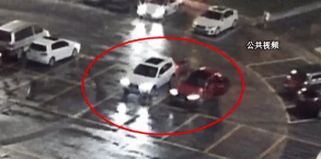 「桐庐」姑娘车内被男子持刀劫持，临危不乱，小伙见义勇为踹走歹徒！