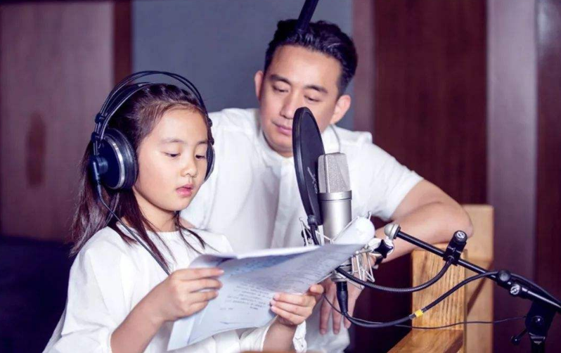 黄磊|看看佟大为三个孩子，再看黄磊三个孩子，才明白基因有多强大！