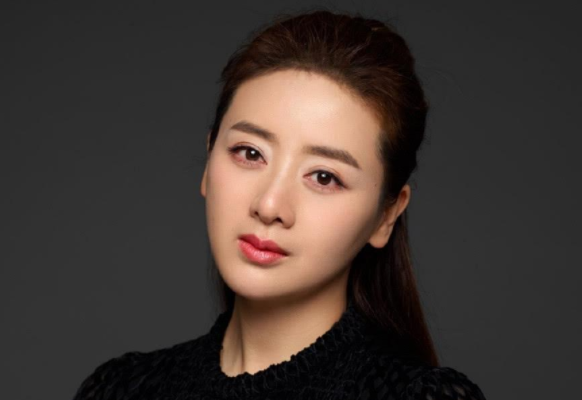 她头婚嫁大8岁老师,二婚带女嫁小6岁小鲜肉,如今旺夫老公红到发紫