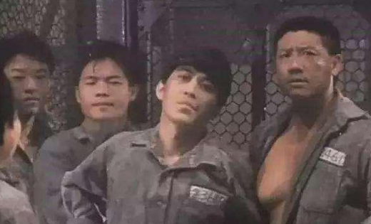 『成龙』这部电影阵容强大，却很黑暗，成龙：演员全是黑社会用枪逼才拍的！