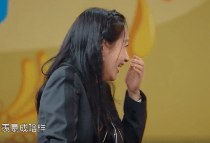 关晓彤@关晓彤的“无痕美甲”火了,明明很贵却像没做过,贫穷限制我的想象