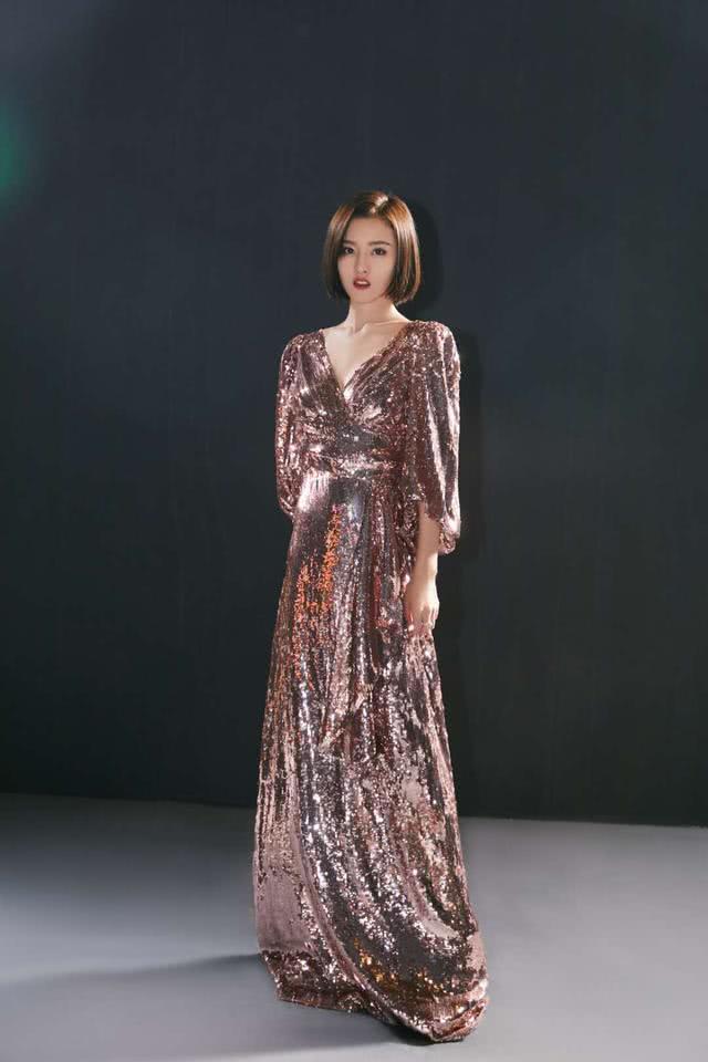 『短发』有种美丽叫宋祖儿剪短发,复古亮片裙璀璨耀眼,堪称时尚小妖精