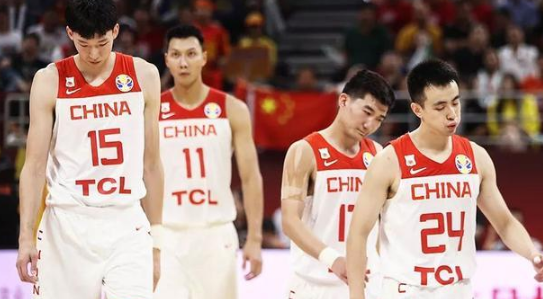 周琦■易建联真的能打赢周琦?看完17年他们各自的数据,就知道答案了