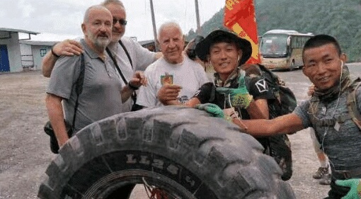 西藏@为啥川藏线上那么多人“滚轮胎”？当地人：这不是轮胎，是100万！