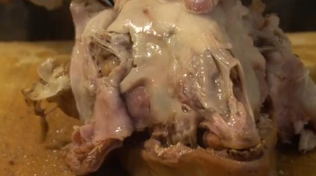 羊肉串|开封最豪横羊头店，5点营业4点客人就站满了半条街，羊肉串按斤卖